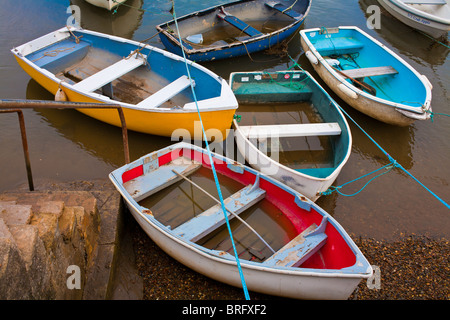 Cinq petits bateaux amarrés ensemble dans un modèle Banque D'Images