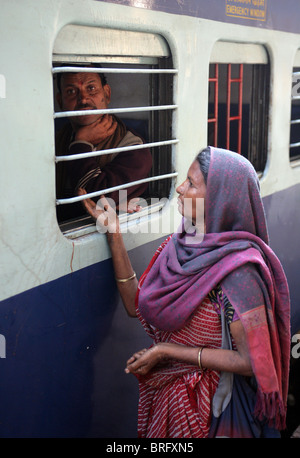 Femme nous amène à la gare de Katni, Mathya Pradesh, Inde Banque D'Images