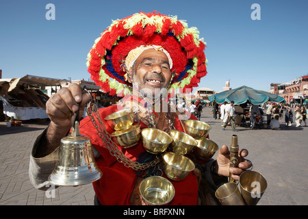 Marrakech : LE VENDEUR D'EAU TRADITIONNELLES EN PLACE DJEMAA EL FNA Banque D'Images