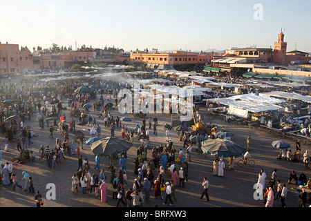 Marrakech : AUGMENTATION DE LA VUE SUR UNE LONGUE Place Djemaa el Fna Banque D'Images