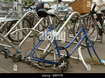 Mesdames location avec les deux roues ayant été supprimé de manière non-gauche parqué dans un supermarché à Cambridge Banque D'Images