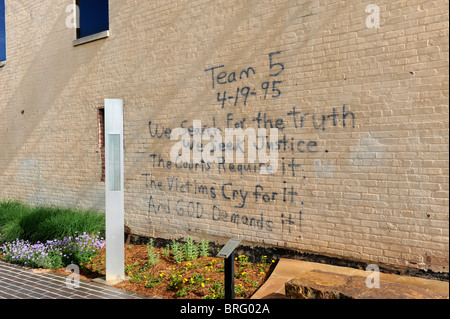 Marques de graffiti de l'emplacement de la bombe d'Oklahoma City Place Alfred P Bâtiment Murrah Memorial National Banque D'Images