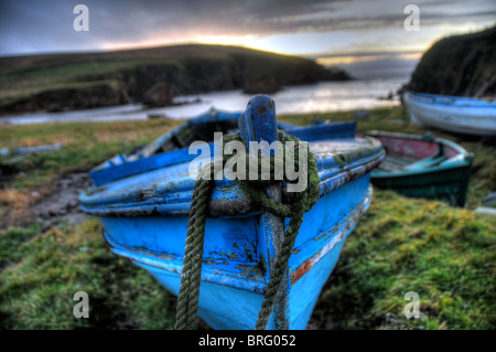 Vieux bateau amarré sur la plage Banque D'Images