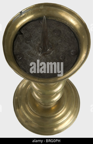 Un chandelier de cricket allemand gothique tardif, vers 1500. Piquet en laiton, moulé en une seule pièce. Base étagée, l'arbre est divisé par trois plaques finement striées. Bobeche avec une plaque de fer rivetée et un pic. Légèrement courbé. Quelques restaurations au bord de la lèvre. Hauteur 44 cm. Ancien, magnifiquement formé, candélabre. Historique, historique, 16ème siècle, artisanat, artisanat, artisanat, artisanat, objet, objets, photos, écrêtage, coupures, beaux-arts, art, art, art, art, droits supplémentaires-Clearences-non disponible Banque D'Images