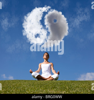 Young woman enjoying nature dans un yoga pose Banque D'Images