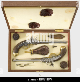 Une paire de pistolets à serrure à répétition, répliques dans le style de 1700.canons octogonaux avec rifling à huit rainures en calibre 11.6 mm, vues avant en fer et vues arrière en queue de queue.verrou en fer avec leviers à queue de cerclage sur les côtés gauche.poignées en noyer avec capuchons en pommel en laiton et protections de gâchette.longueur de chaque 40 cm.dans un bois recouvert de mousse Boîtier avec quelques accessoires et une clé.Dimensions 45 x 30.5 x 11 cm.pistolets fonctionnels (non tirés) à ftintlock avec les actions Lorenzoni éponyme, exquis avec attention au détail.historique,historique,18e centur,droits additionnels-Clearences-non disponible Banque D'Images