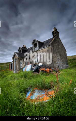 Maison à l'abandon avec voiture accidentée à l'extérieur Banque D'Images