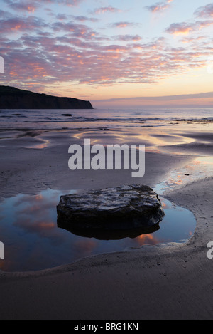 Un spectaculaire lever du soleil coloré à Robin Hood's Bay, North Yorkshire Banque D'Images