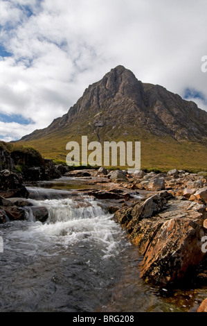 Buachaille Etive Mor s'élevant au-dessus de la rivière de l'Europe à Glencoe, Inverness-shire, en Écosse. 6752 SCO Banque D'Images