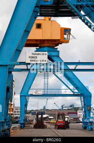 Grues portuaires sur un quai dans le port de Brest (France) Banque D'Images