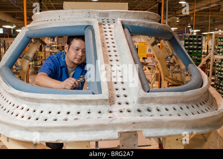 Les travailleurs de l'usine aérospatiale Hawker Beechcraft à Chihuahua, Mexique construire pièces d'avion à réaction à l'exportation vers les États-Unis. Banque D'Images