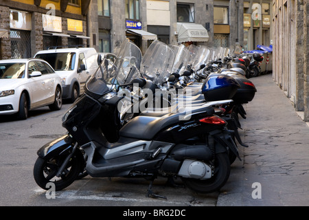 Scooters stationnés à Florence Banque D'Images