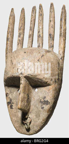 Un masque de Bambara, Mali, vers 1900. Masque en bois fortement stylisé avec des traces de finition foncée. Nez fortement souligné décoré de anneaux en cuivre. Six avertisseurs sonores sur le dessus. Les yeux sont simplement indiqués comme deux trous ronds, la bouche pointe vers le bas. Une paire de trous de fixation de chaque côté. Traces d'usure et quelques fissures d'expansion. Hauteur 44 cm. Historique,1900s,20e siècle,19e siècle,beaux-arts,art,tribu,tribus,tribal,africaine,Afrique,ethnicité,ethnicité,ethnologie,ethnicité,ethnique,exotique,wodden,sculpture,sculptures,figure,figures,objet,droits additionnels-Clearences-non disponible Banque D'Images