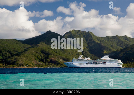 Polynésie Française, îles de la société, Taha'a. Paul Gauguin bateau de croisière à l'ancre. Banque D'Images