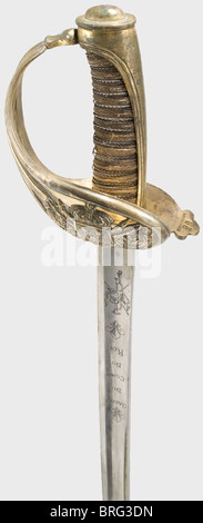 Un 2ème modèle 1815 sabre pour le personnel enrôé des gardes du corps du Roi, (les gardes de vie du Roi). Lame légèrement incurvée à la Montmorency, avec l'inscription du fabricant à l'arrière de la lame. L'inscription 'Garde du corps du Roi',fleurs-de-lys,et les paquets de trophées sont gravés sur le côté opposé qui porte également le timbre d'acceptation, tandis que le côté inverse est gravé avec le soleil, les armoiries, et plus de trophées martiaux. Hile en laiton doré en relief, usé par nettoyage. L'arbalète porte le blason Bourbon. La marque du fabricant, 'Versailles',et acceptanc,droits-supplémentaires-Clearences-non disponible Banque D'Images