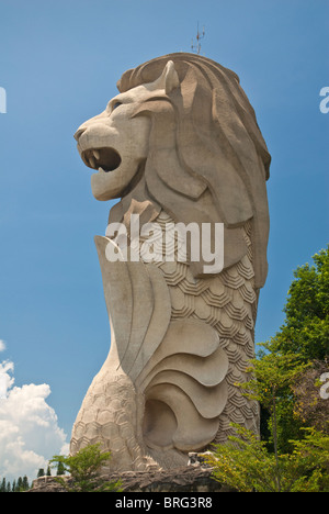 Les 37 mètres de haut de la statue du Merlion sur l'île de Sentosa, Singapour Banque D'Images