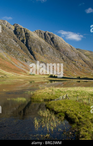 L'Aonach Eagach Ridge et le Loch Achtriochtan dans le col de Glencoe, Inverness-shire, région des Highlands. L'Écosse. 6765 SCO Banque D'Images