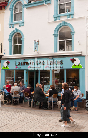 Laura dans les lacs café avec les gens assis dehors à Keswick Cumbria , , Bretagne , France Banque D'Images