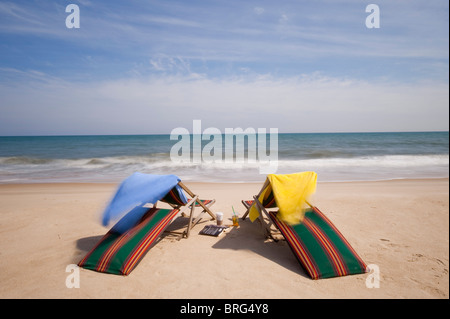 East Hampton, ny - 5/11/09 - chaises de plage sur le sable à la plage de wyborg dans East Hampton, ny 11 mai 2009. (Photo de Gordon m'accorder). Banque D'Images