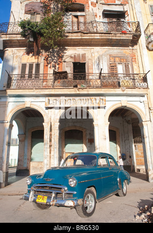 HABANA VIEJA : voiture américaine CLASSIQUE ET COLONIAL BUILDING Banque D'Images