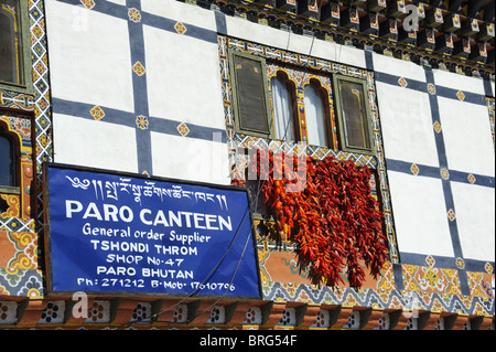 Séchage des piments, Paro, Bhoutan. Banque D'Images