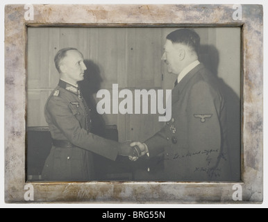 Le général Hasso von Manteuffel, une photo de présentation avec dévouement d'Adolf Hitler UNE photo grand format de Manteuffel saluant Hitler, avec un dédicament autographe et l'inscription 'Gen.Tan. V. Manteuffel - Adolf Hitler - H.Qu./Mai 1944' en bas à droite. Dans un cadre argenté lisse(835),21 x 27 cm. A partir de février 1944, von Manteuffel commanda la division Panzergrenadier 'Großdeutschland' et combattit avec elle en Ukraine et en Roumanie.,historique,historique,peuple,années 1930,20e siècle,corps blindé,corps blindé,force de char,forces de char,,droits additionnels-Clearences-non disponible Banque D'Images