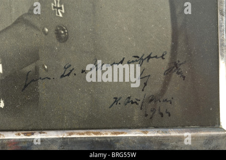 Le général Hasso von Manteuffel, une photo de présentation avec dévouement d'Adolf Hitler UNE photo grand format de Manteuffel saluant Hitler, avec un dédicament autographe et l'inscription 'Gen.Tan. V. Manteuffel - Adolf Hitler - H.Qu./Mai 1944' en bas à droite. Dans un cadre argenté lisse(835),21 x 27 cm. A partir de février 1944, von Manteuffel commanda la division Panzergrenadier 'Großdeutschland' et combattit avec elle en Ukraine et en Roumanie.,historique,historique,années 1930,20e siècle,corps blindé,corps blindé,force de char,forces de char,branche o,droits additionnels-Clearences-non disponible Banque D'Images