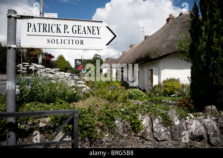 Mur Blanc irlandais cottages au toit de chaume, Village d'Adare, Irlande Banque D'Images