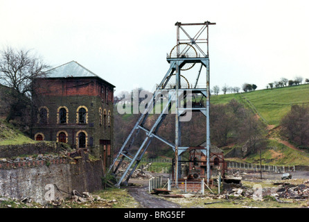 Tirpentwys mine de charbon profondes et à l'abandon en cours de démolition près de Pontypool Gwent Torfaen South Wales Valleys UK vers 1982 Banque D'Images