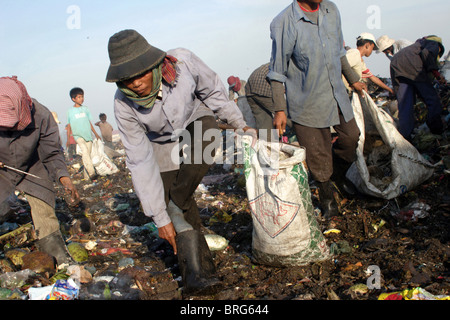 Un travailleur de la décharge de Stung Meanchey à Phnom Penh, Cambodge, garbage out prend son travail de démarrage. Banque D'Images