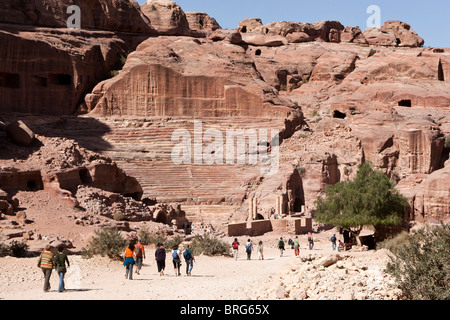 Le théâtre à l'ancienne ville rocher sculpté Pétra, en Jordanie. Banque D'Images