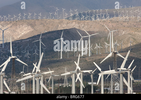 Éoliennes produisant de l'électricité sur le Col de San Gorgonio Wind Farm servant de Palm Springs, Californie. Banque D'Images