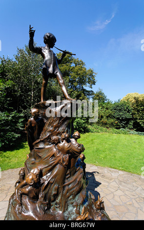 Statue de Peter Pan par Sir George Frampton, Kensington Gardens, London, UK Banque D'Images