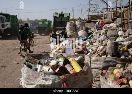 Sacs remplis de matériaux recyclables s'asseoir à l'extérieur d'une usine de recyclage à l'enfouissement de Stung Meanchey à Phnom Penh, Cambodge. Banque D'Images