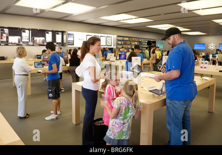 Une famille shopping dans l'Apple Store, Fashion Show Mall, Las Vegas USA Banque D'Images