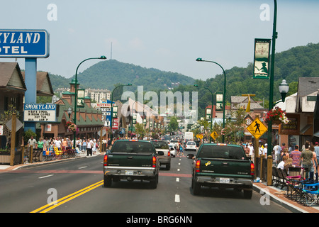 Gatlinburg TN,les touristes se disperser après un défilé du 4 juillet sur un ciel voilé, journée ensoleillée. Les Appalaches sont à l'arrière-plan. Banque D'Images