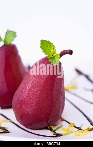 Les Poires au vin rouge dessert Banque D'Images