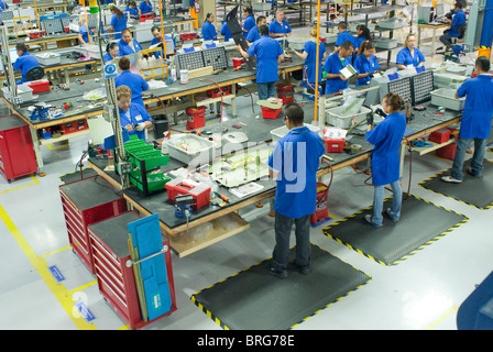 Les travailleurs de l'usine aérospatiale Hawker Beechcraft à Chihuahua, Mexique construire pièces d'avion à réaction à l'exportation vers les États-Unis. Banque D'Images