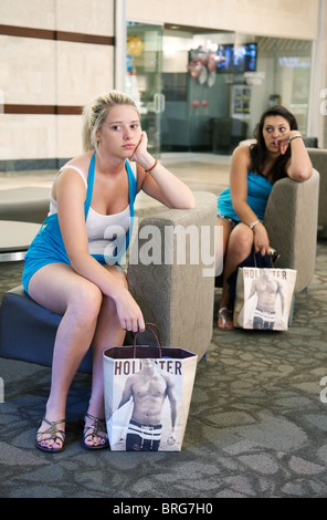 Deux adolescentes ennuyeux avec shopping, Fashion Show Mall, Las Vegas USA Banque D'Images