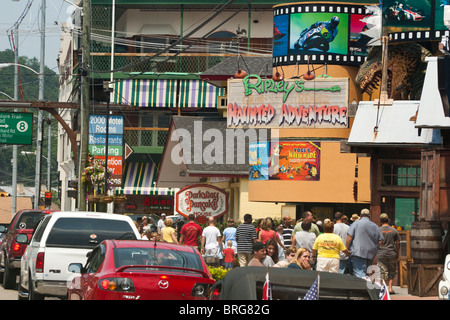 Foule de touristes à une attraction à Gatlinburg, TN, USA Banque D'Images