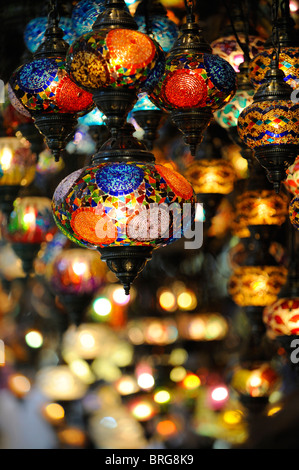 Lanternes colorées dans le Kapali Carsi ou Le Grand Bazar d'Istanbul Banque D'Images