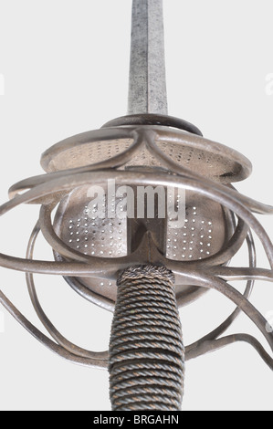 Un rappeur Pappenheim,allemand,vers 1620/30 lame de griffage à stries minces. Le ricasso porte des marques ovales smith (Picinino?) des deux côtés. Magnifique hile balayé avec barres de garde striées et deux grandes plaques de garde avec travail riche ouvert. Capot de prise d'origine avec bobinage de fil en fer et laiton et ferrules tressées. Pommel polygonal aplati avec nervures sur les côtés. Longueur 120 cm.,historique,historique,XVIIe siècle,épée,épées,armes,armes,arme,bras,dispositif de combat,militaire,militaro,objet,objets,alambics,coupure,coupures,découpe,découpe,droits supplémentaires-clôtures-non disponible Banque D'Images