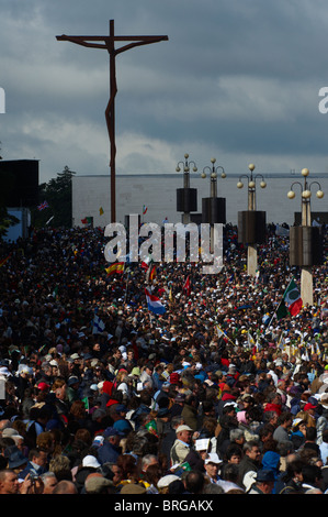 La foule au sanctuaire Notre Dame de Fatima lors de la visite du Pape Benoît XVI au Portugal en mai 2010 Banque D'Images