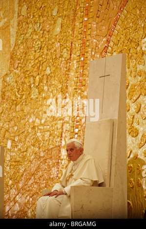 Le pape Benoît XVI, assis à l'église de la Sainte Trinité dans le sanctuaire de Notre-Dame de Fatima au Portugal, Mai 2010 Banque D'Images