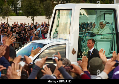 Le pape Benoît XVI des vagues à l'intérieur les pèlerins de sa voiture blindée au sanctuaire Notre Dame de Fatima lors de sa visite au Portugal Banque D'Images