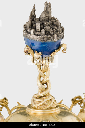 Une coupe trophée, pour le XVème Concours National de tir allemand, Munich 1906 UNE grande, en forme de calice, doré, tasse avec un couvercle.le couvercle porte une boule lapis-lazuli soutenue par des racines avec une miniature argentée de la ville de Munich.le bord est entouré de vigne contenant des boucliers avec des symboles de tir et des fleurs ensemble Sapphires, carnéliens et agates. Le côté opposé de la tasse affiche des outils de brassage entre les initiales 'J' et 'S' et les inscriptions 'Ehrengabe für das XV.Deutsche Bundesschießen München 1906'(Prix pour le XVème Allemand, droits additionnels-Clearences-non disponible Banque D'Images