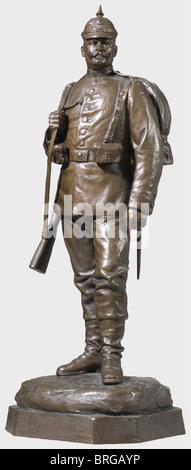 Une figure en bronze de Paul Juckoff 1898, un soldat d'infanterie dans le Royal Saxon Infantry Regiment, Prince Johann Georg, no 107 Bronze avec patine brune. Représentation détaillée d'un soldat équipé pour le service sur le terrain. La plinthe est signée et datée sur le côté, 'Juckoff FEC. 98'. Hauteur 58 cm. Sculpture impressionnante. Paul Juckoff(1874 -?),sculpteur à Skopau,étudié de 1895 à 1900 à l'Académie de Leipzig,a créé de nombreux monuments commémoratifs (pour Wedell à Kriegsdorf,Bismarck à Halle,Scharnhorst à Groß-Görschen)et bustes(Prince Eitel Friedrich,impératrice Auguste V,Additional-Rights-Clearences-non disponible Banque D'Images