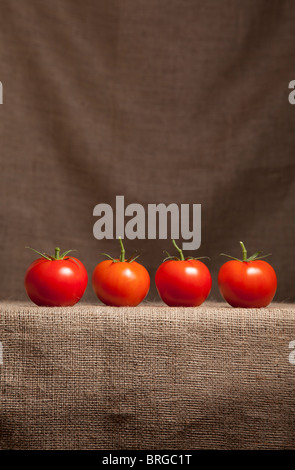 Reposant sur les tomates (Hesse) le tissu de jute Banque D'Images