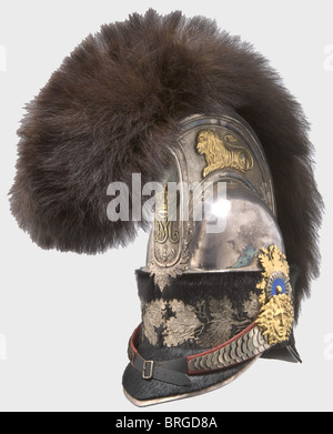 Un modèle 1815 de casque pour officiers, du 1er et 2ème Royal Bavarian Cuirassier régiments formé à la main, argent plaqué nickel-argent crâne, avec un grand peigne plaqué argent, avec un lion couché doré, et le monogramme doré 'MJ' sur la plaque avant du peigne.bande de peau de phoque avec branches de feuilles de chêne appliquées.Brim recouvert de peau de phoque gravée de métal Sont sur les têtes de Medusa d'or, soutenu avec le cuir marocain.Cockades sur les branches de feuilles de chêne.Doublure de soie rouge.Splendid barisure de peau.UNE réplique dans le détail absolument fidèle d'un très rare He,droits supplémentaires-Clearences-pas disponible Banque D'Images