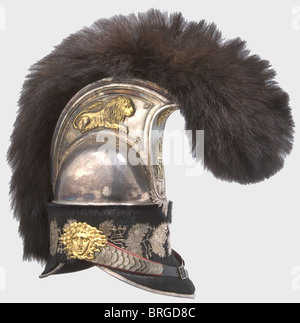 Un modèle 1815 de casque pour officiers, du 1er et 2ème Royal Bavarian Cuirassier régiments formé à la main, argent plaqué nickel-argent crâne, avec un grand peigne plaqué argent, avec un lion couché doré, et le monogramme doré 'MJ' sur la plaque avant du peigne.bande de peau de phoque avec branches de feuilles de chêne appliquées.Brim recouvert de peau de phoque gravée de métal Sont sur les têtes de Medusa d'or, soutenu avec le cuir marocain.Cockades sur les branches de feuilles de chêne.Doublure de soie rouge.Splendid barisure de peau.UNE réplique dans le détail absolument fidèle d'un très rare He,droits supplémentaires-Clearences-pas disponible Banque D'Images